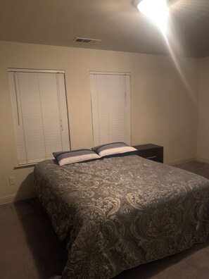 Room | Individually decorated, individually furnished, iron/ironing board - Peaceful and Clean in Merced California (Merced)