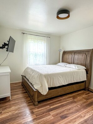 3 bedrooms, iron/ironing board, WiFi, bed sheets