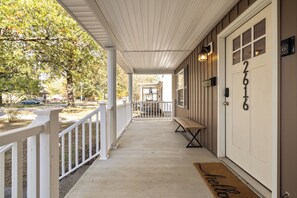 Property grounds - 3-bed house w/ bonus room, In-unit washer/dryer, fenced in yard, private parking (Paducah)