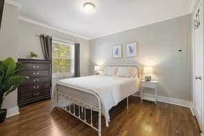 3 bedrooms, desk, iron/ironing board, free WiFi - 3-bed house w/ bonus room, In-unit washer/dryer, fenced in yard, private parking (Paducah)