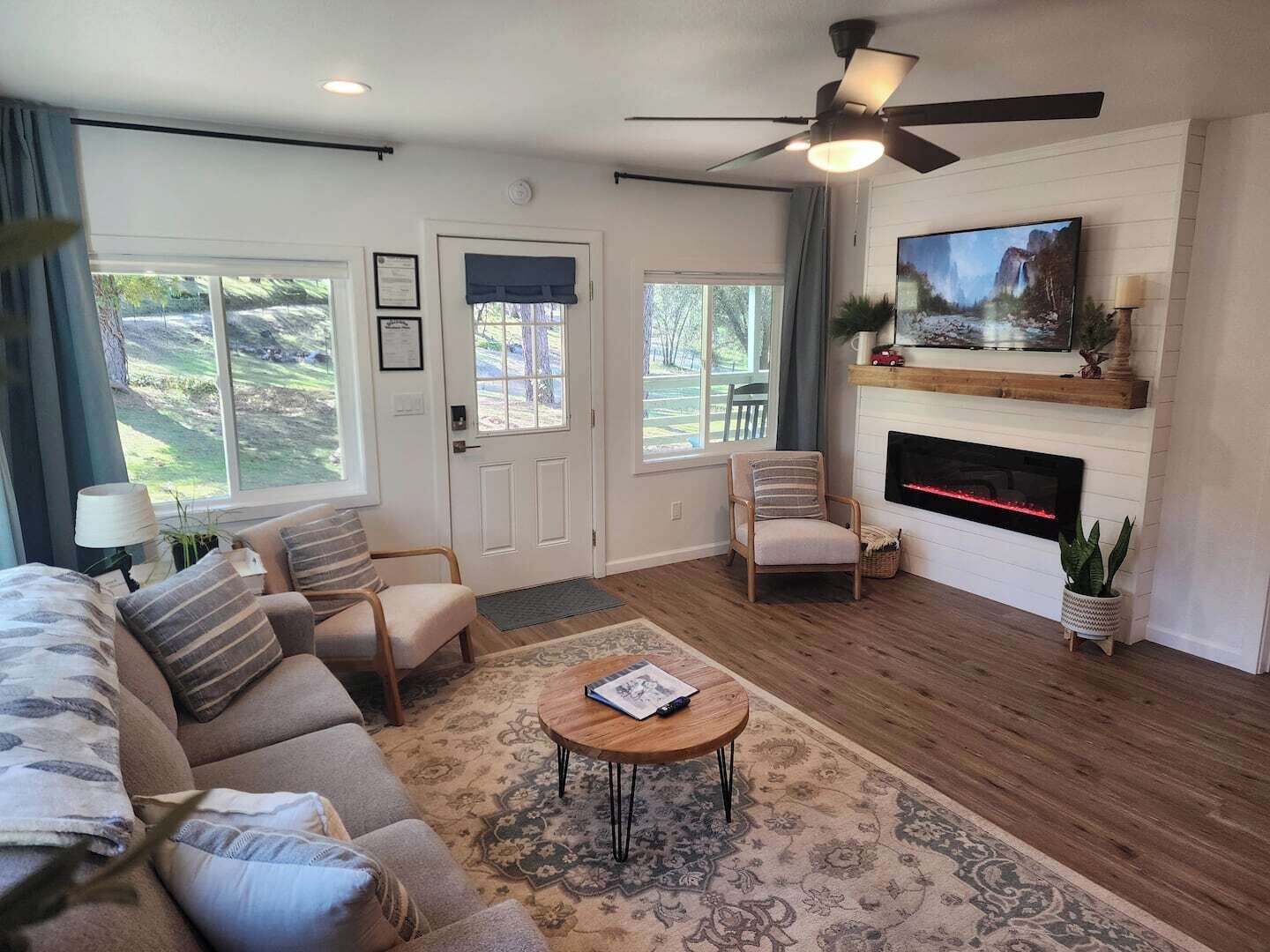 Smart TV, fireplace