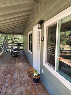 Terrace/patio - Woodland Pines is a 2-bedroom home located in Mariposa, California. The home features queen beds and accommodates families, couples, and small groups. (Mariposa)