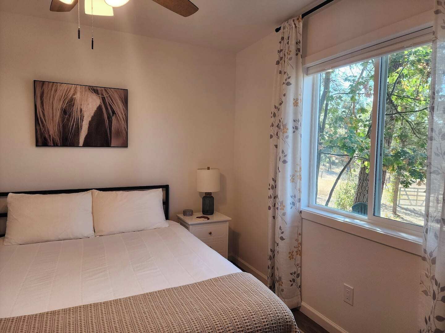 2 quartos, ferros/tábuas de passar roupa, berço de viagem