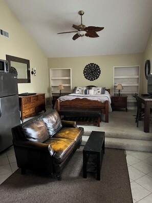 3 bedrooms, iron/ironing board, travel cot, free WiFi - “Barcelona by the Beach” with trampoline, ping pong, and community pool & tennis (Encinitas)