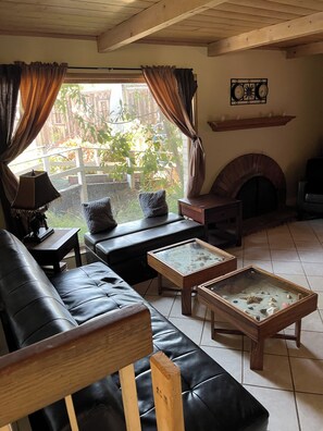 Smart TV, DVD player, ping pong, books - “Barcelona by the Beach” with trampoline, ping pong, and community pool & tennis (Encinitas)