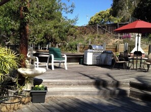 Outdoor dining - “Barcelona by the Beach” with trampoline, ping pong, and community pool & tennis (Encinitas)