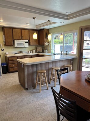 Fridge, microwave, oven, stovetop - “Barcelona by the Beach” with trampoline, ping pong, and community pool & tennis (Encinitas)