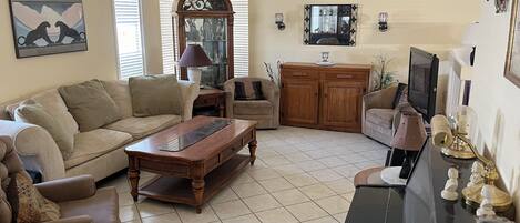 智能电视、DVD 播放器、乒乓球、书