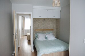 4 bedrooms, desk, iron/ironing board, travel cot