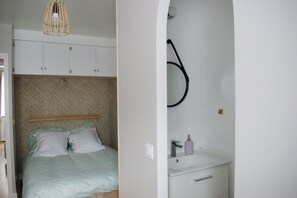 4 chambres, bureau, fer et planche Ă repasser, lit parapluie