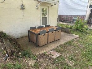 Outdoor dining - Cozy 4-bedroom house in enjoyable Lexington with WiFi, AC. Centrally located.  (Lexington)