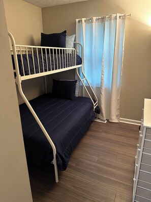 4 quartos, Wi-Fi de cortesia, roupa de cama