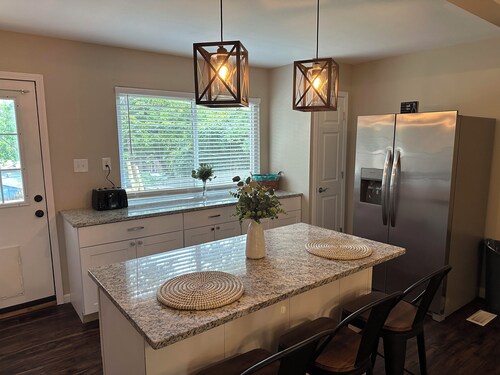 Cozy 4-bedroom house in enjoyable Lexington with WiFi, AC. Centrally located. 