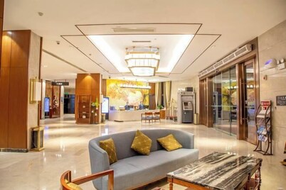 Qianshan Heyue Hotel