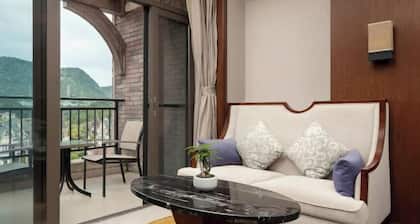 Qianshan Heyue Hotel