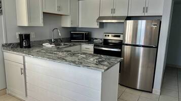 Kühlschrank, Mikrowelle, Ofen, Geschirrspüler