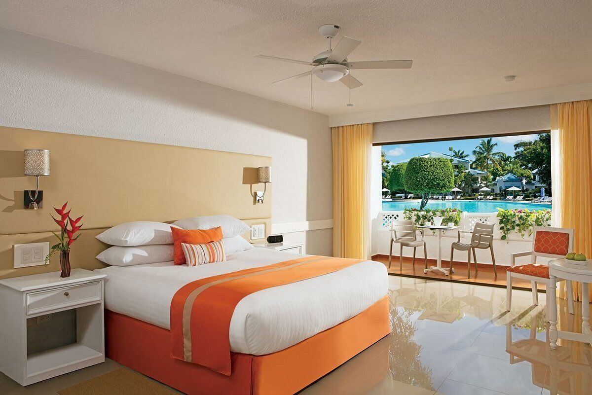 Chambre Deluxe, 1 très grand lit, vue sur la piscine | Coffre-fort, bureau, fer et planche à repasser, accès au Wi-Fi (inclus)
