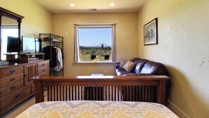 Smart TV, fireplace, books - Stunning mountain views, quiet, peaceful, unique, private attached guest suite (Bend)