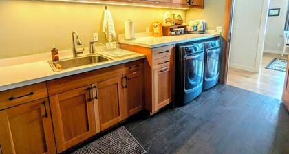Stunning mountain views, quiet, peaceful, unique, private attached guest suite