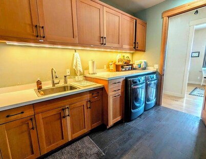 Stunning mountain views, quiet, peaceful, unique, private attached guest suite