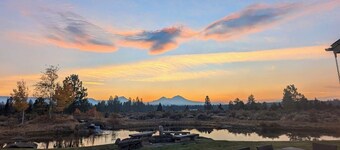 Stunning mountain views, quiet, peaceful, unique, private attached guest suite