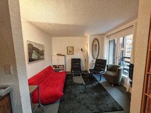 TV, books - Spacious, modern 4-room duplex apartment, comfortable, quiet, ski in, ski out (Risoul 1850)