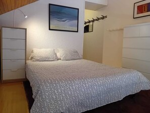 3 quartos, ferros/tábuas de passar roupa, berço de viagem