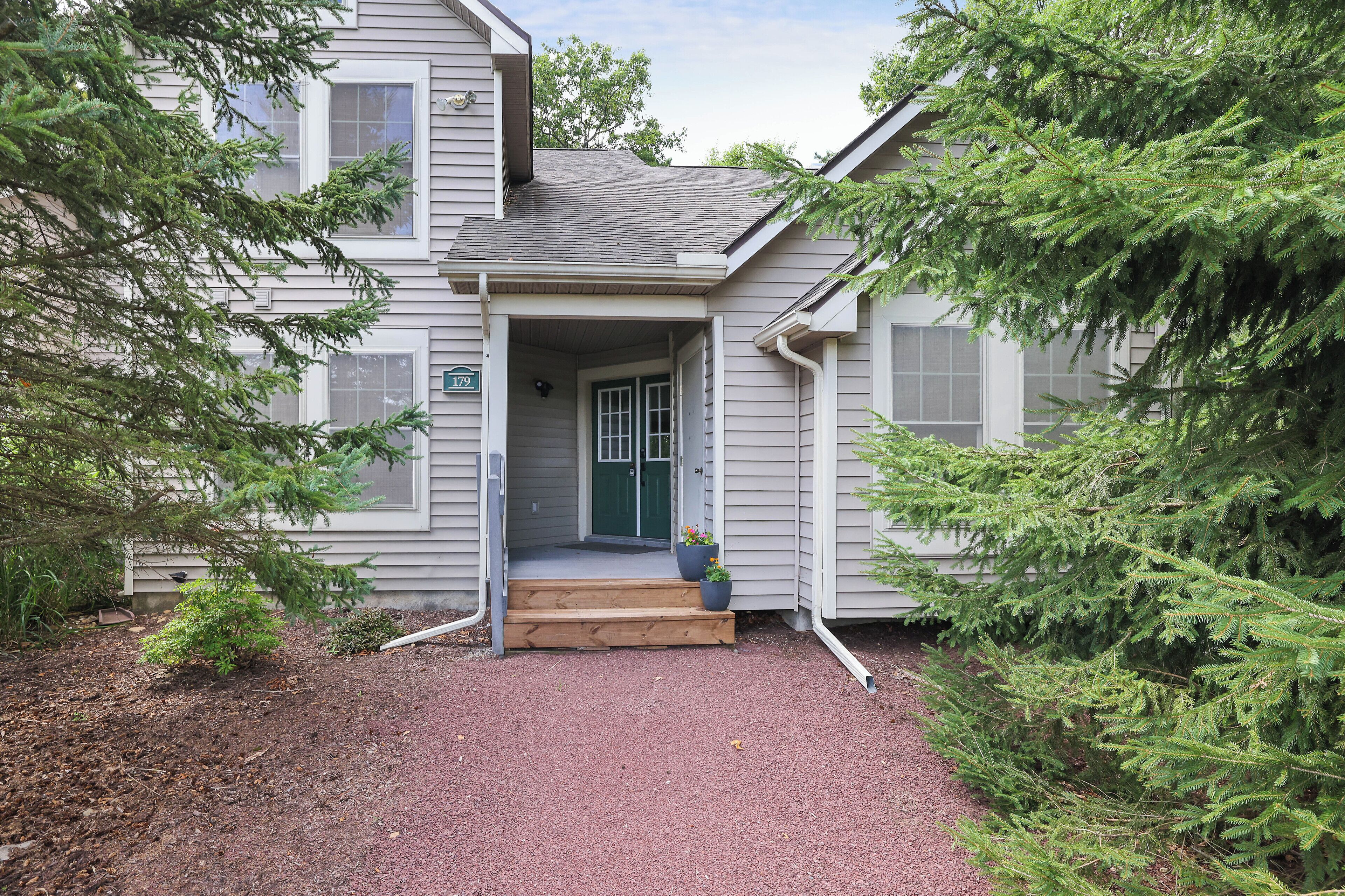 Cozy 4-bedroom townhome with Hot Tub, BBQ Outdoor & Dine, Camelback Mountain 