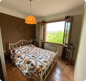 3 bedrooms, iron/ironing board, internet