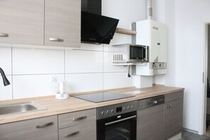 Réfrigérateur, four à micro-ondes, un four, surface de cuisson