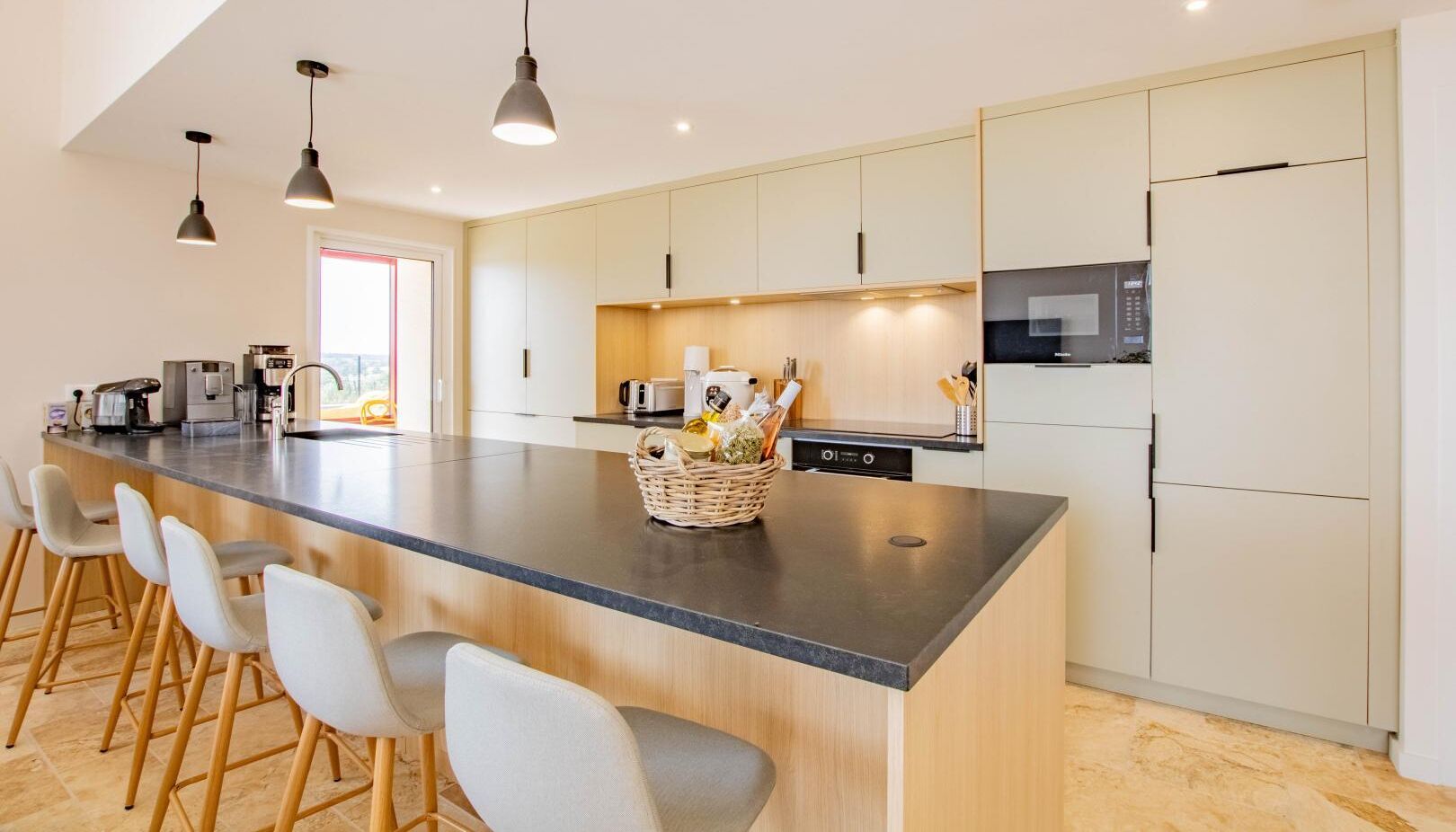 Mikrowelle, Ofen, Geschirrspüler, Hochstuhl