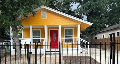 Charming 3-bedroom house with AC, WiFi ,Near San Antonio Downtown !!.