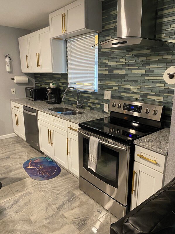 Fridge, microwave, oven, stovetop - Charming 3-bedroom house with AC, WiFi ,Near San Antonio Downtown !!. (San Antonio)