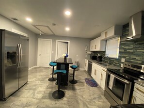 Fridge, microwave, oven, stovetop - Charming 3-bedroom house with AC, WiFi ,Near San Antonio Downtown !!. (San Antonio)