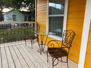 Property grounds - Charming 3-bedroom house with AC, WiFi ,Near San Antonio Downtown !!. (San Antonio)