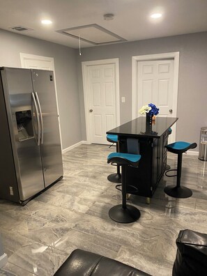 Interior - Charming 3-bedroom house with AC, WiFi ,Near San Antonio Downtown !!. (San Antonio)