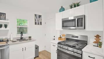 Frigorífico, microondas, horno y placa de cocina