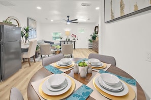 Dining - Modern, Cozy, & Stylish Downtown Retreat - 5 Star Location & Amenities! (Austin)