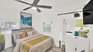 3 bedrooms, desk, iron/ironing board, WiFi - Modern, Cozy, & Stylish Downtown Retreat - 5 Star Location & Amenities! (Austin)
