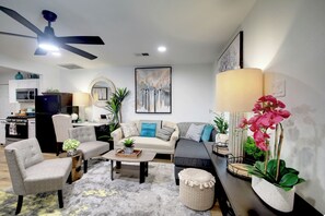 Smart TV - Modern, Cozy, & Stylish Downtown Retreat - 5 Star Location & Amenities! (Austin)