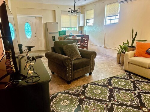 Guest Suite 100 steps from the Ocean Solar powered