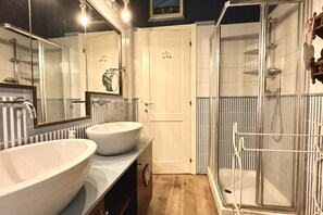 Shower, bidet, towels - P043 - Porto Recanati, four-room apartment a stone's throw from the sea (Porto Recanati)
