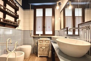 Douche, bidet, serviettes fournies