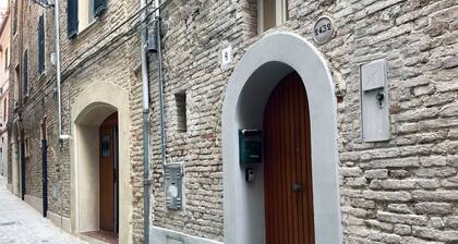 J01 - Jesi, three-room apartment in the historic center