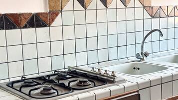 Frigorifero, forno, tavolo da pranzo