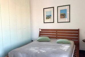 2 bedrooms, bed sheets