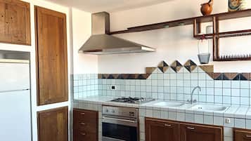 Een koelkast, een oven, een eettafel