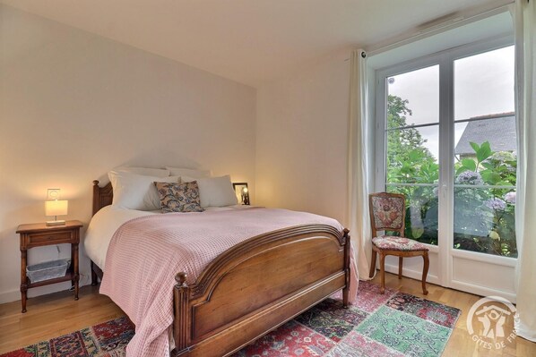 1 habitación, tabla de planchar con plancha, wifi gratis y ropa de cama 