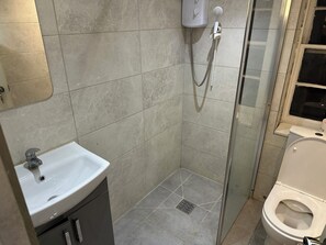 Serviettes fournies, savon, shampoing, papier toilette