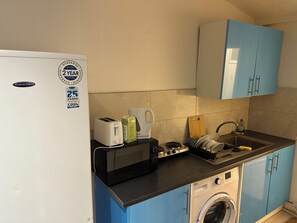 Geladeira, micro-ondas, cooktop, chaleira elétrica